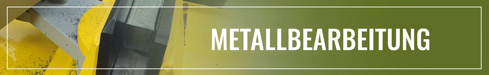 Banner mit einer Metallbearbeitungsmaschine im Hintergrund, daneben der Text 'METALLBEARBEITUNG' auf grünem Hintergrund.