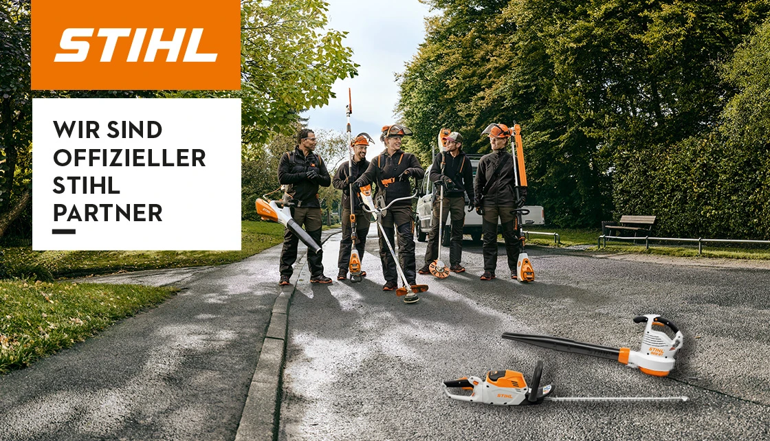 Eine Gruppe von fünf Personen in Arbeitskleidung mit Schutzbrillen und orange-schwarzer Ausrüstung steht auf einer Straße. Sie sind umgeben von Gartengeräten der Marke STIHL, einschließlich eines Laubblasers und einer Kettensäge, die auf dem Boden liegen.